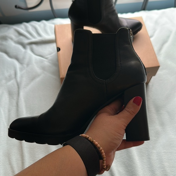 Adrienne Vittadini Black Ankle Boots size 9M - Picture 2 of 5